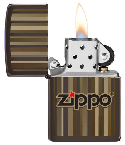 Vista frontal del mechero a prueba de viento Zippo Brown Stripes Design abierto, con llama