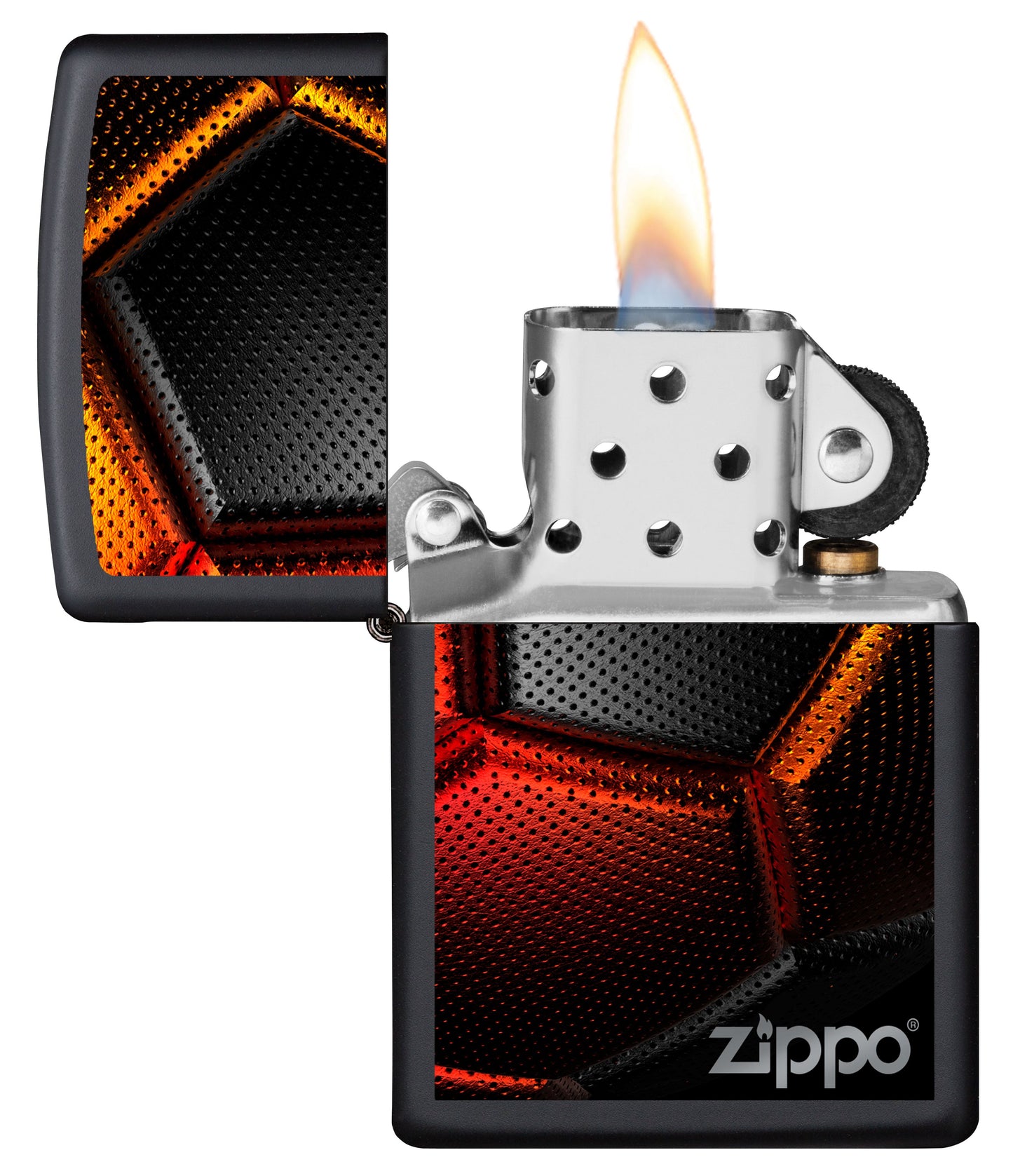 Vista frontal del mechero a prueba de viento Zippo Soccer Ball Design abierto, con llama