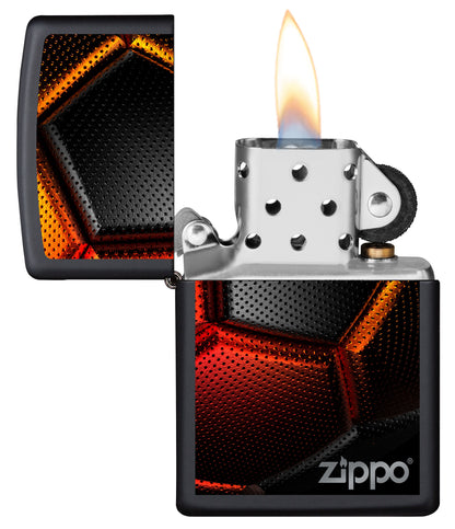 Vista frontal del mechero a prueba de viento Zippo Soccer Ball Design abierto, con llama