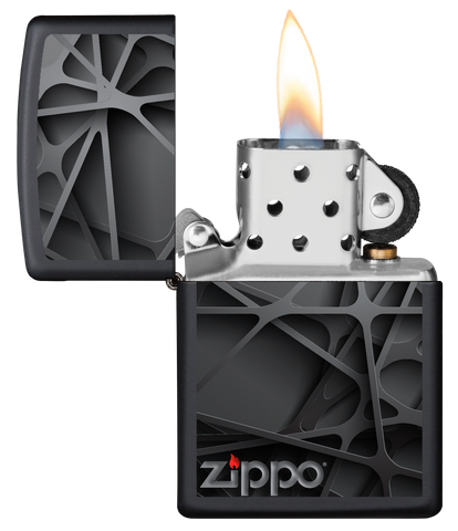 Vista frontal del mechero a prueba de viento Zippo Black Abstract Design abierto, con llama