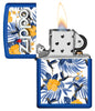 Vista frontal del mechero a prueba de viento Zippo Tropical Birds Design abierto, con llama