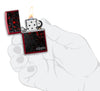 Mechero a prueba de viento Zippo Black Cubes Design en una mano para representar el tamaño del mechero