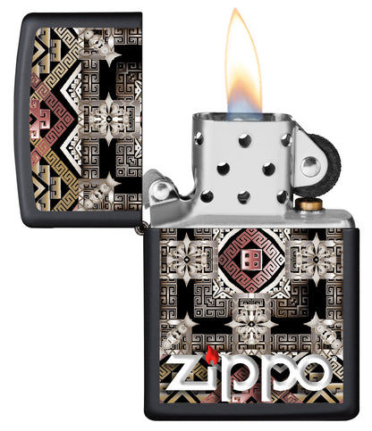 Vista frontal del mechero a prueba de viento Zippo Tribal Design abierto, con llama