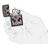 Mechero a prueba de viento Zippo Tribal Design en una mano para representar el tamaño del mechero
