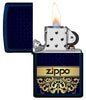 Vista frontal del mechero a prueba de viento Zippo Royal Design abierto, con llama