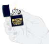 Mechero a prueba de viento Zippo Royal Design en una mano para representar el tamaño del mechero