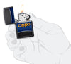 Mechero a prueba de viento Zippo Design en una mano para representar el tamaño del mechero