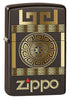 Vista de tres cuartos del mechero a prueba de viento Zippo Greek Key Design