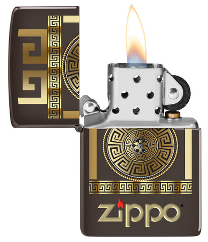 Vista frontal del mechero a prueba de viento Zippo Greek Key Design abierto, con llama
