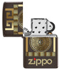 Vista frontal del mechero a prueba de viento Zippo Greek Key Design apagado, sin llama