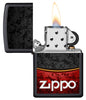Vista frontal del mechero a prueba de viento Zippo Red Black Design abierto, con llama