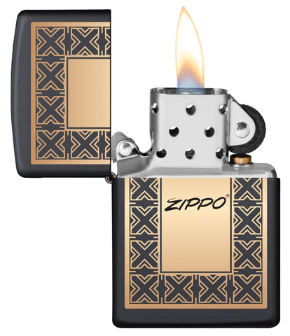 Vista frontal del mechero a prueba de viento Zippo Art Deco Design abierto, con llama