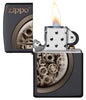 Vista frontal del mechero a prueba de viento  Zippo Steampunk Design abierto, con llama