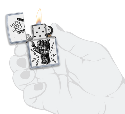 Mechero a prueba de viento Zippo Rock Hand Design en una mano para representar el tamaño del mechero
