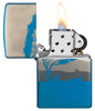 Vue de face briquet Zippo bleu haute brillance steppe, ouvert avec flamme