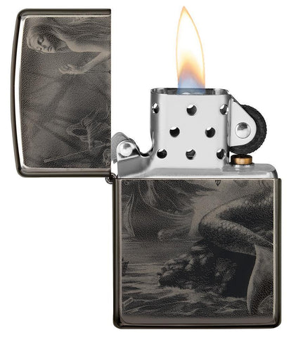Vue de face briquet Zippo avec logo de sirène mystique, ouvert avec flamme