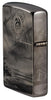 Vue de côté briquet Zippo avec logo de la Collection Anne Stokes