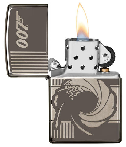 Vue de face briquet Zippo gris brillant James Bond 007, ouvert avec flamme