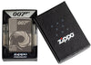 Vue de face briquet Zippo gris brillant James Bond 007 dans une boîte cadeau ouverte