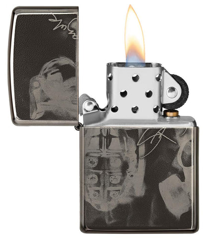 Vue de face briquet Zippo noir haute brillance avec motif de l'artiste Spazuk, ouvert avec flamme