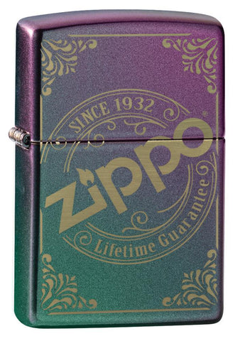 Vue de face 3/4 briquet Zippo iridescent mat avec estampe du logo Zippo gravé au laser