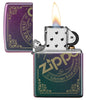 Vue de face briquet Zippo iridescent mat avec estampe du logo Zippo gravé au laser, ouvert avec flamme