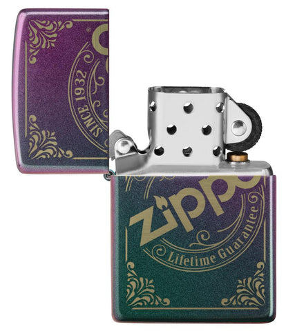 Vue de face briquet Zippo iridescent mat avec estampe du logo Zippo gravé au laser, ouvert