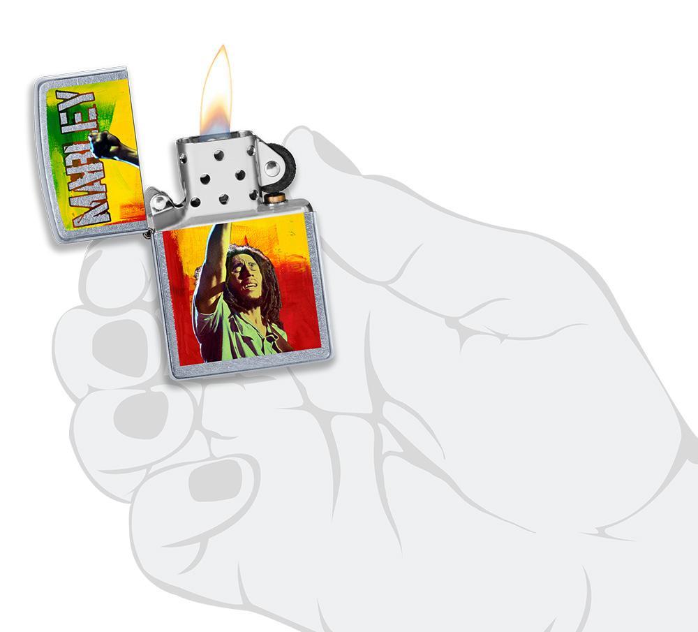 Briquet Zippo chromé Bob Marley avec le poing levé, ouvert avec flamme dans une main stylisée