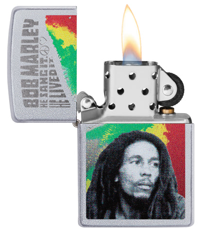 Vista frontal del mechero a prueba de viento Zippo Bob Marley abierto, con llama