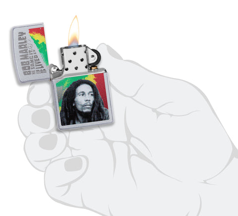 Mechero a prueba de viento Zippo Bob Marley en una mano para representar el tamaño del mechero