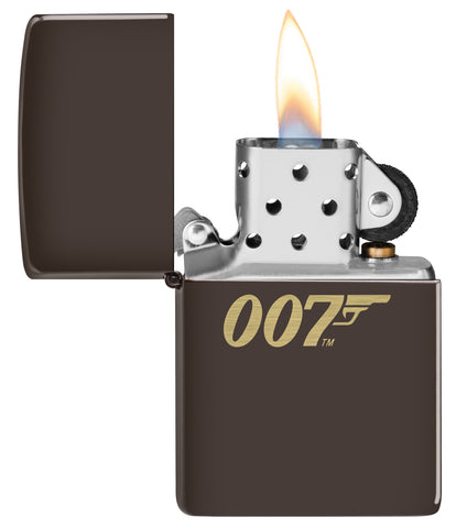 Vista frontal del mechero a prueba de viento Zippo James Bond 007™ abierto, con llama