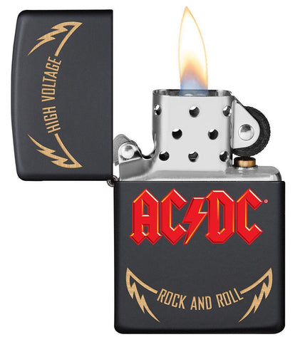 Vue de face briquet Zippo AC/DC noir mat, logo High Voltage Rock and Roll, ouvert avec flamme