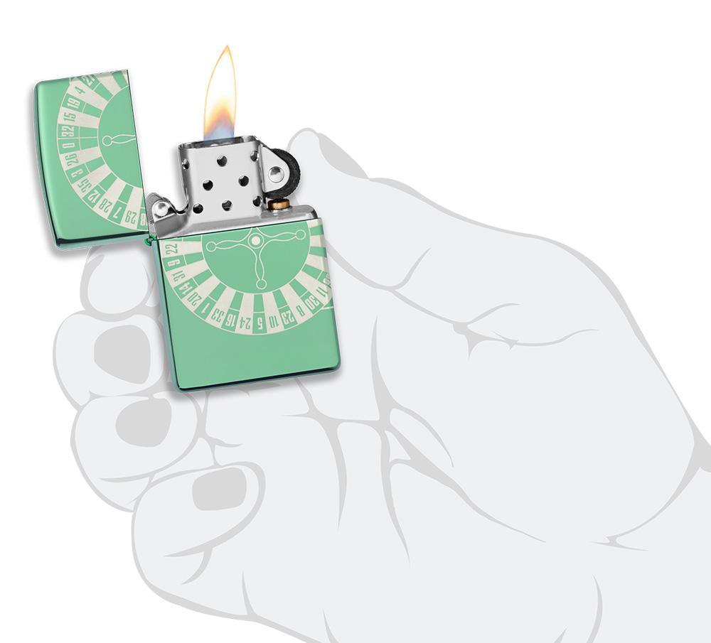 Briquet Zippo High Polish Green avec table de roulette, dans une main stylisée