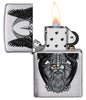 Vue de face 3/4 briquet Zippo chrome brossé avec tête d'Odin, père des dieux, ouvert avec flamme