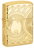 Vista frontal del encendedor Zippo ¾ Diseño de moneda en ángulo que representa la llama de Zippo en una moneda con arcos de círculos en grabado profundo