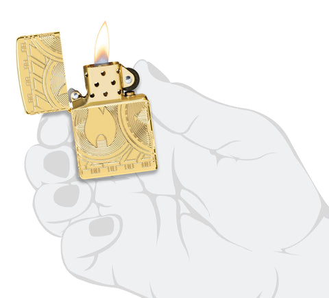 Vista frontal del encendedor Zippo abierto y encendido representando la llama del Zippo en una moneda con arcos de círculos en grabado profundo Abierto y encendido en mano estilizada