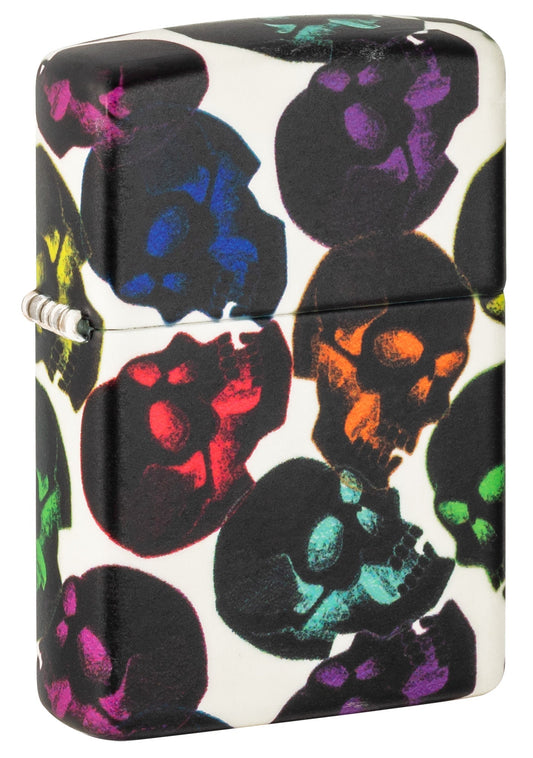 Vista frontal del encendedor Zippo ¾ ángulo Diseño de calaveras con algunos cráneos multicolores que brillan en la noche