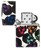 Encendedor Zippo vista frontal Diseño de calaveras con unas calaveras multicolores brillando en la noche abierto y sin encender