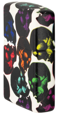 Encendedor Zippo Vista lateral frontal ¾ de ángulo Diseño de calaveras con algunas calaveras multicolores que brillan en la noche