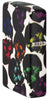 Encendedor Zippo Vista lateral trasera ¾ de ángulo Diseño de calaveras con algunos cráneos multicolores que brillan en la noche