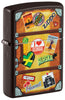 Encendedor Zippo Vista frontal ¾ Ángulo de color marrón que representa una maleta con una ciudad diferente pegatinas pegadas como París, Hawaii, Barcelona, Nueva York