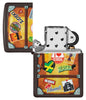 Encendedor Zippo Vista frontal de color marrón que representa una maleta con una ciudad diferente pegatinas pegadas en él como París, Hawai, Barcelona, Nueva York abierto y sin encender