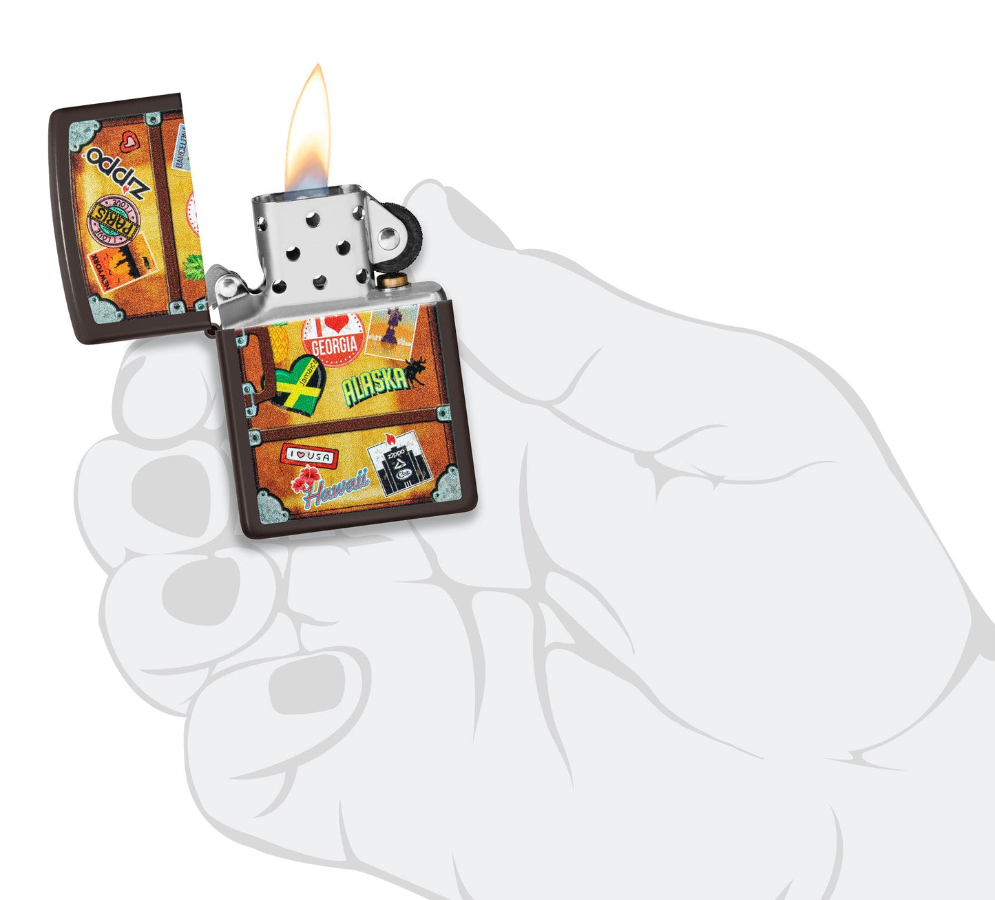 Encendedor Zippo abierto y encendido con imagen que representa una maleta con diferentes pegatinas de ciudades pegadas como París, Hawai, Barcelona, Nueva York en mano estilizada