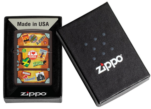 Encendedor Zippo que representa una maleta con pegatinas de diferentes ciudades pegadas como París, Hawai, Barcelona, Nueva York en su caja de regalo