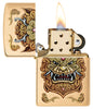 Vista frontal del encendedor Zippo abierto a prueba de viento Foo Dog Design, con llama, que muestra un león imperial dorado al estilo del arte chino.