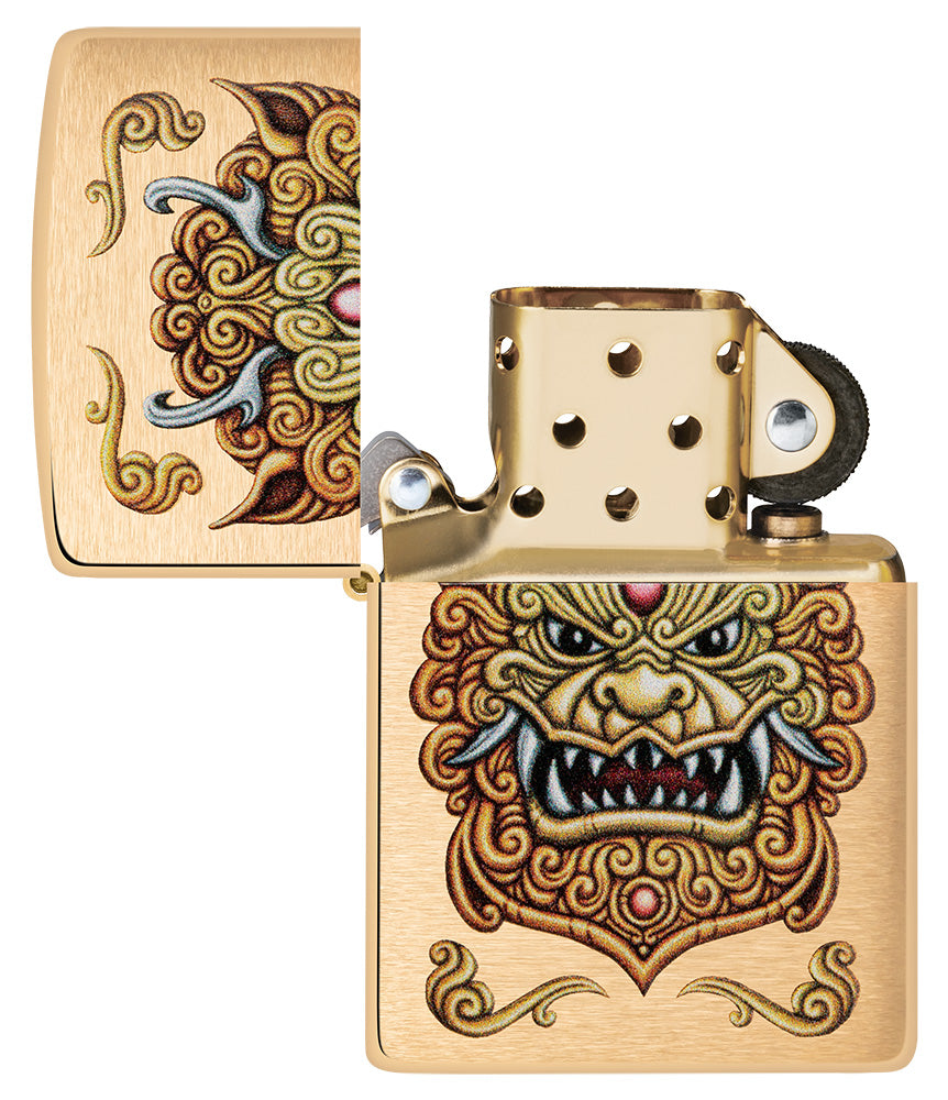 Vista frontal del encendedor Zippo abierto a prueba de viento Foo Dog Design, sin llama, que muestra un león imperial dorado al estilo del arte chino.