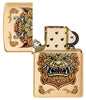 Vista frontal del encendedor Zippo abierto a prueba de viento Foo Dog Design, sin llama, que muestra un león imperial dorado al estilo del arte chino.