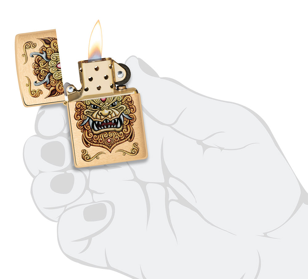 Zippo encendedor a prueba de viento Foo Dog Diseño en una mano para representar el tamaño del encendedor, mostrando un imperial leones dorados en el estilo del arte chino.