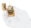 Zippo encendedor a prueba de viento Foo Dog Diseño en una mano para representar el tamaño del encendedor, mostrando un imperial leones dorados en el estilo del arte chino.