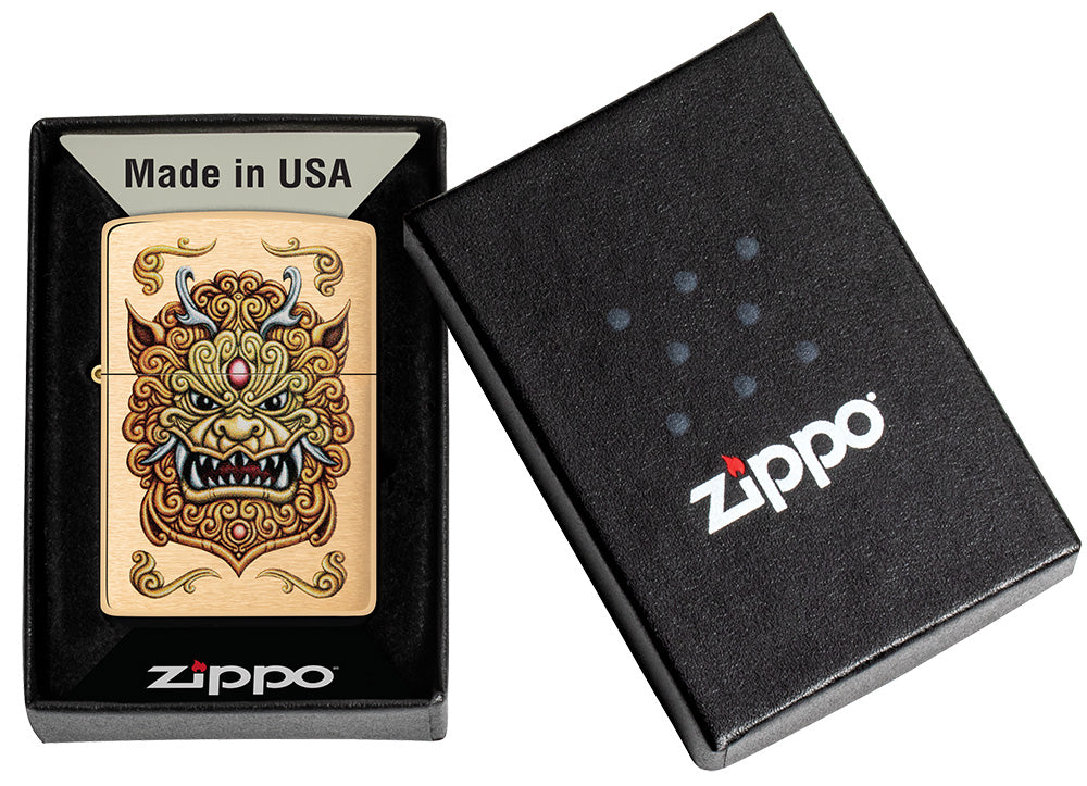 Encendedor Zippo a prueba de viento Foo Dog Design en su caja de regalo, que muestra un león imperial dorado al estilo del arte chino.